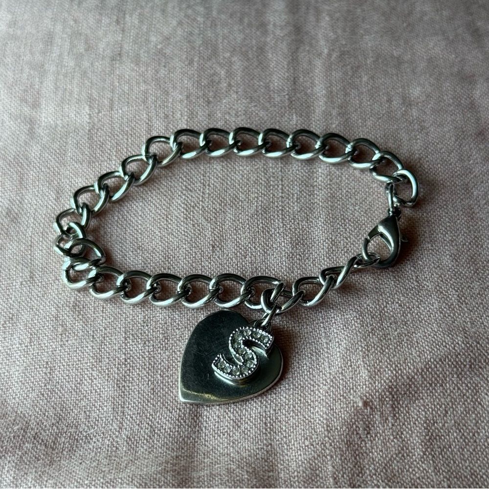 Chunky Chain Bracelet – Heart & Sparkly S Charm - silver toned